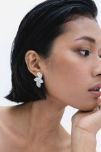 Load image into Gallery viewer, KAEDE EARRINGS WHITE GOLD