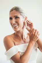 Load image into Gallery viewer, AMARA EARRINGS WHITE GOLD