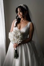 Load image into Gallery viewer, GRACE EARRINGS WHITE GOLD